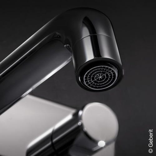 Immagine di Geberit ONE rubinetteria per lavabo, design arrotondato, montaggio a parete e miscelatore a due manopole, con scatola funzionale da incasso, finiture cromo 116.460.21.1