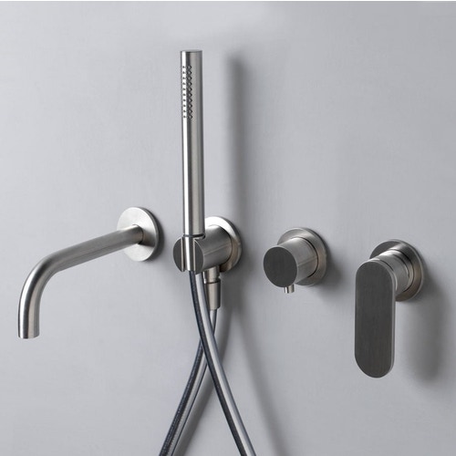 Immagine di Flaminia X1 set vasca composto da miscelatore ad incasso, deviatore, bocca d’erogazione e doccetta con supporto, finitura acciaio spazzolato X12570