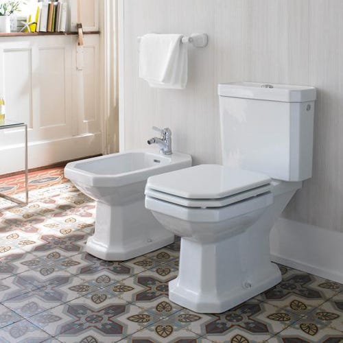 Immagine di Duravit 1930 composizione bagno: vaso monoblocco e bidet a pavimento, colore bianco + sedile del vaso con chiusura rallentata, colore bianco + cassetta di sciacquo + lavabo 60 cm con colonna + miscelatori Flaminia Evergreen, finitura cromo 0227090000-0267100000