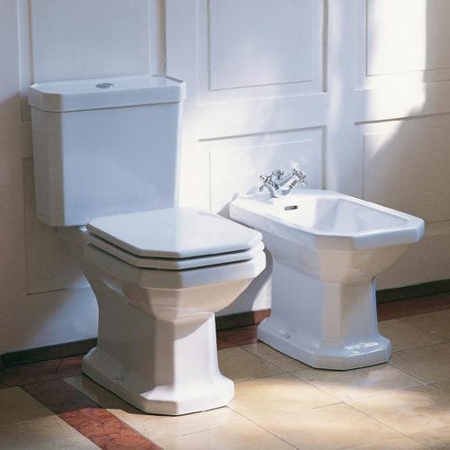 Immagine di Duravit 1930 composizione bagno: vaso monoblocco e bidet a pavimento, colore bianco + sedile del vaso con chiusura rallentata, colore bianco + cassetta di sciacquo + lavabo 60 cm con colonna + miscelatori Flaminia Evergreen, finitura cromo 0227090000-0267100000