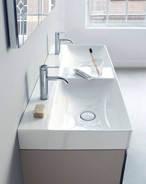 Immagine di Duravit DURASQUARE lavabo consolle doppio 120 cm con 3 fori per rubinetteria, senza troppopieno, con bordo per rubinetteria, lato inferiore smaltato, colore bianco 2353120044