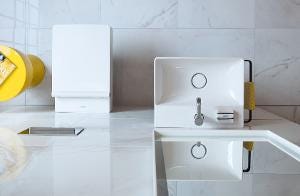 Immagine di Duravit DURASQUARE lavamani rettificato 45 cm monoforo, senza troppopieno, con bordo per rubinetteria, WonderGliss, colore bianco 07324500711