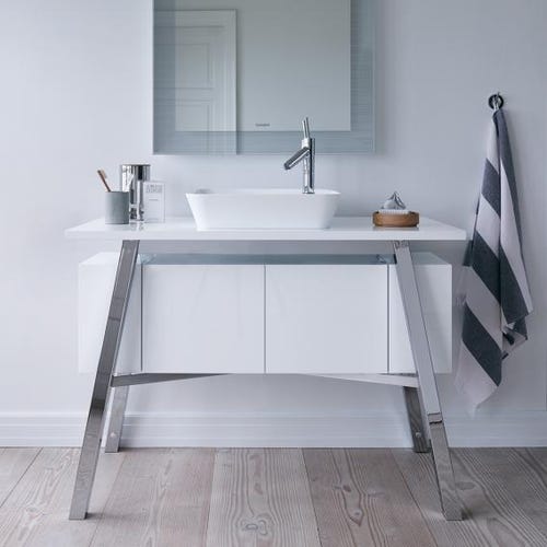 Immagine di Duravit CAPE COD composizione bagno: mobile sottolavabo a pavimento, colore bianco lucido + specchio con illuminazione + bacinella 46 cm, colore bianco + miscelatore Axor Starck, finitura cromo CC953308585-2340460000