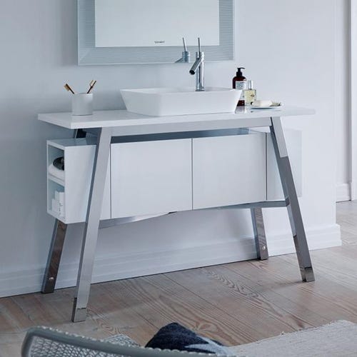 Immagine di Duravit CAPE COD composizione bagno: mobile sottolavabo a pavimento, colore bianco lucido + specchio con illuminazione + bacinella 46 cm, colore bianco + miscelatore Axor Starck, finitura cromo CC953308585-2340460000