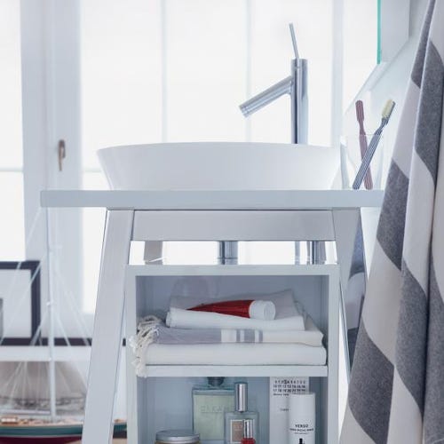 Immagine di Duravit CAPE COD composizione bagno: mobile sottolavabo a pavimento, colore bianco lucido + specchio con illuminazione + bacinella 46 cm, colore bianco + miscelatore Axor Starck, finitura cromo CC953308585-2340460000