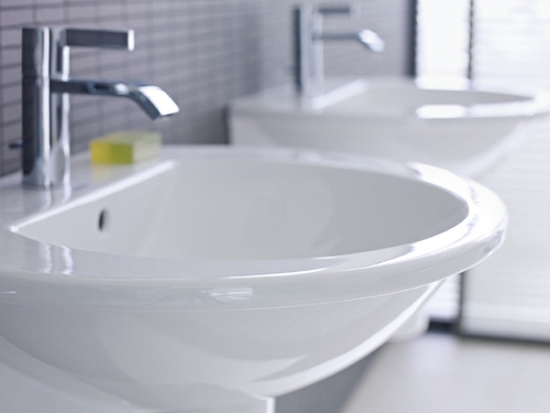 Immagine di Duravit DARLING NEW lavabo 65 cm monoforo, con troppopieno, con bordo per rubinetteria, lato inferiore smaltato, colore bianco 2621650000