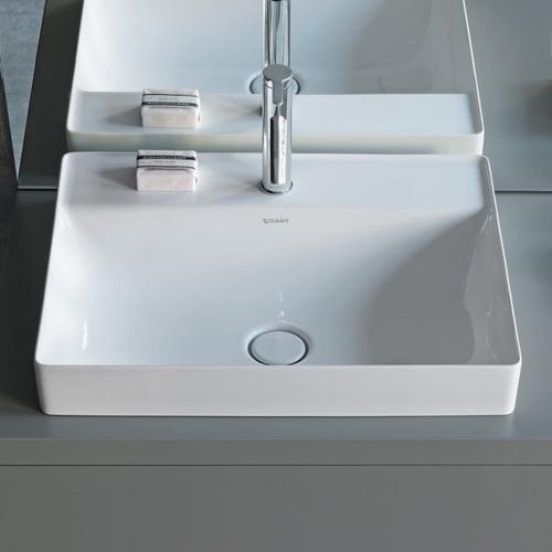 Immagine di Duravit DURASQUARE bacinella da appoggio soprapiano con rettifica 60 cm monoforo, senza troppopieno, con bordo per rubinetteria, parete posteriore smaltata, WonderGliss, colore bianco 23546000411