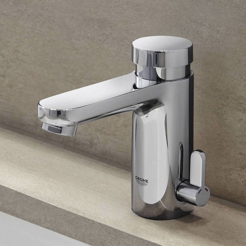 Immagine di Grohe EUROSMART COSMOPOLITAN T miscelatore H.13 cm per lavabo, con autochiusura a tempo e limitatore di temperatura regolabile, senza scarico, finitura cromo 36317000