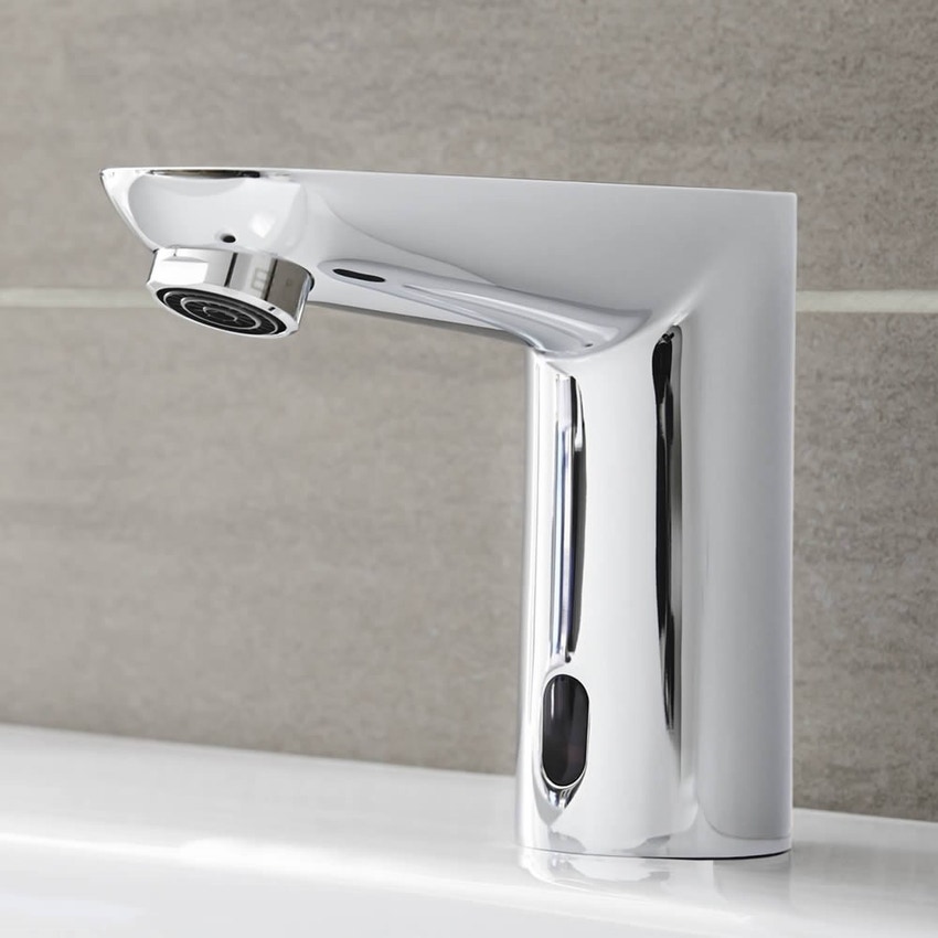 Immagine di Grohe EUROECO COSMOPOLITAN E POWERBOX rubinetto elettronico per lavabo, con comandi ad infrarossi, sensore IR bi-direzionale per il controllo dei parametri, finitura cromo 36384000
