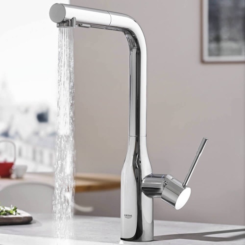 Immagine di Grohe Essence New miscelatore monocomando Lavello, bocca alta, raggio di rotazione di 360°, pratica doccetta estraibile in metallo, finitura cromo 30270000