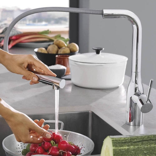 Immagine di Grohe Essence New miscelatore monocomando Lavello, bocca alta, raggio di rotazione di 360°, pratica doccetta estraibile in metallo, finitura cromo 30270000