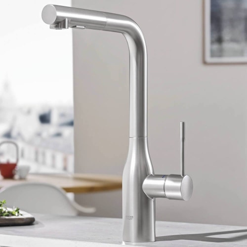 Immagine di Grohe Essence New miscelatore monocomando Lavello, bocca alta, raggio di rotazione di 360°, pratica doccetta estraibile in metallo, finitura opaca 30270DC0
