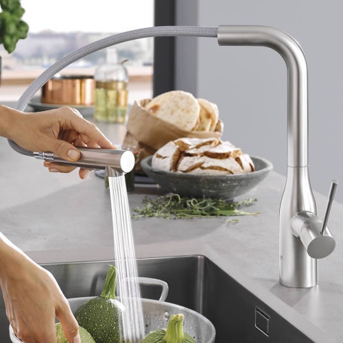 Immagine di Grohe Essence New miscelatore monocomando Lavello, bocca alta, raggio di rotazione di 360°, pratica doccetta estraibile in metallo, finitura opaca 30270DC0