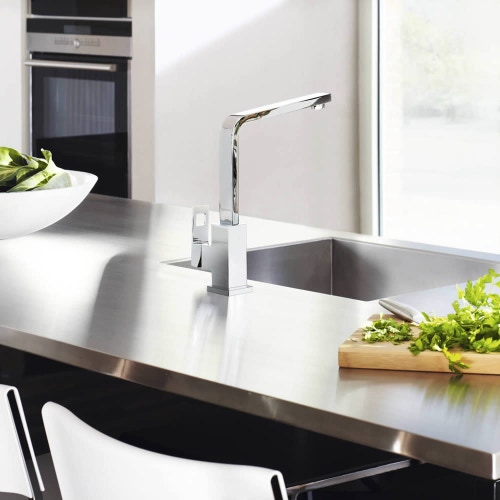 Immagine di Grohe EUROCUBE miscelatore monocomando H.31 cm per lavello, con bocca girevole, finitura cromo 31255000