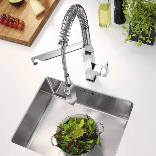 Immagine di Grohe EUROCUBE miscelatore monocomando H.55 cm per lavello professional, doccetta professionale, con bocca girevole, finitura satinato super steel 31395DC0