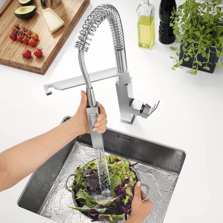 Immagine di Grohe EUROCUBE miscelatore monocomando H.55 cm per lavello professional, doccetta professionale, con bocca girevole, finitura satinato super steel 31395DC0
