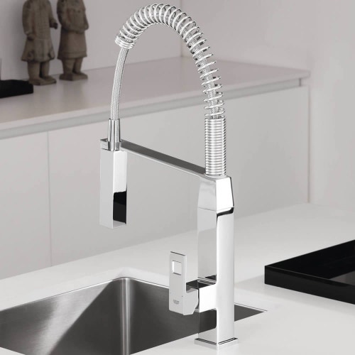 Immagine di Grohe EUROCUBE miscelatore monocomando H.55 cm per lavello professional, doccetta professionale, con bocca girevole, finitura cromo 31395000