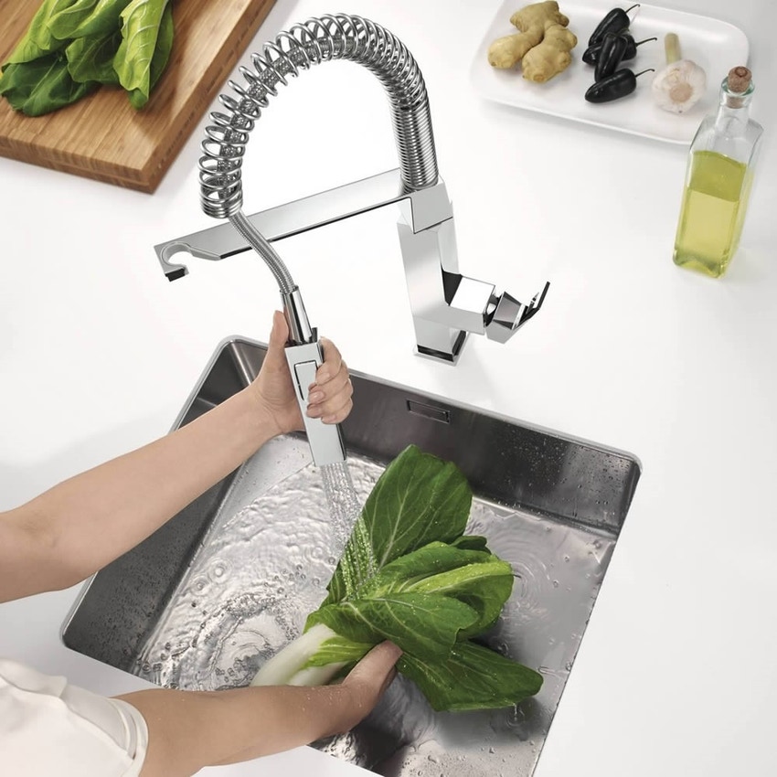 Immagine di Grohe EUROCUBE miscelatore monocomando H.55 cm per lavello professional, doccetta professionale, con bocca girevole, finitura cromo 31395000
