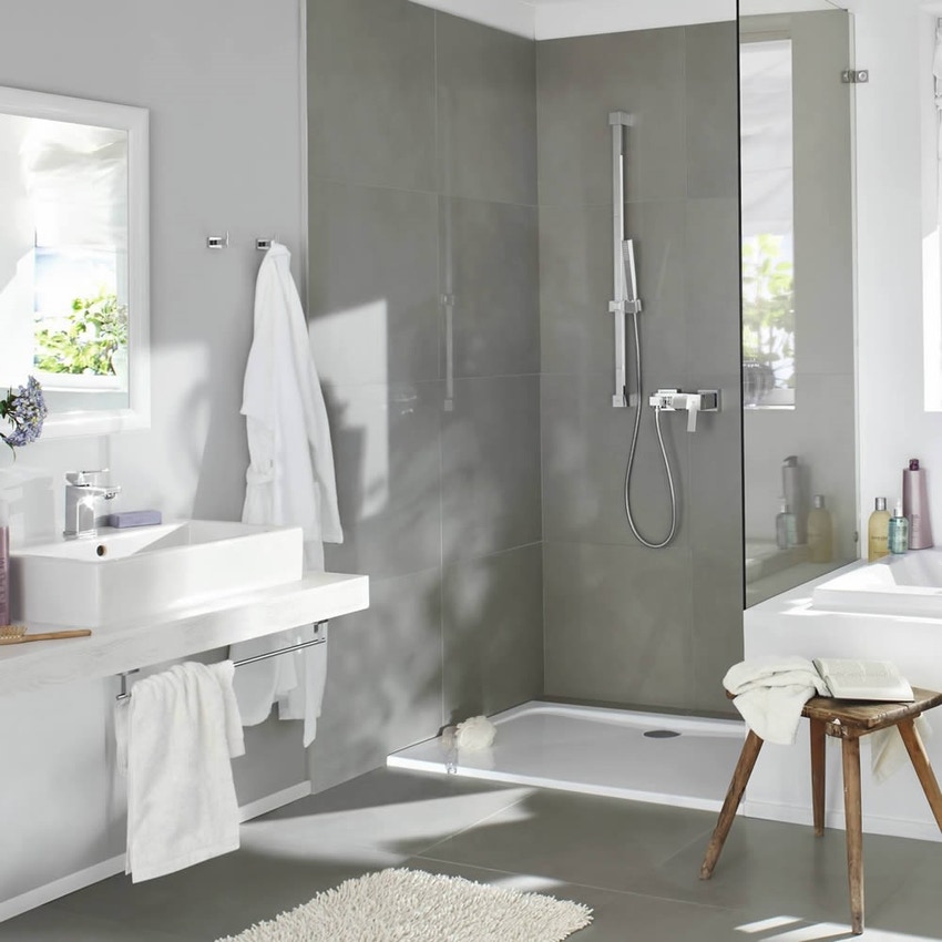Immagine di Grohe EUPHORIA CUBE STICK set asta doccia a getto fisso, con manopola doccia 27698, asta doccia H.90 cm e flessibile 175 cm, finitura cromo 27700000