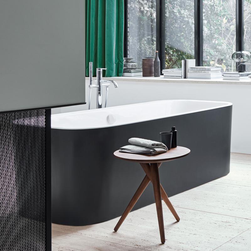 Immagine di Duravit HAPPY D.2 PLUS vasca centro stanza, con due schienali inclinati, con pannello in acrilico integrato e piedi, interno colore bianco finitura lucido, esterno colore grigio grafite finitura opaco 700453800000000