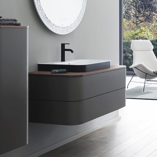 Immagine di Duravit HAPPY D.2 PLUS composizione bagno: mobile sottolavabo e colonna bassa sospesi, colore grigio grafite opaco e noce spazzolato + specchio con illuminazione, finitura organic + lavabo 60 cm, colore antracite opaco + miscelatore monocomando C.1 L, colore nero HP496108080-HP1260R8080