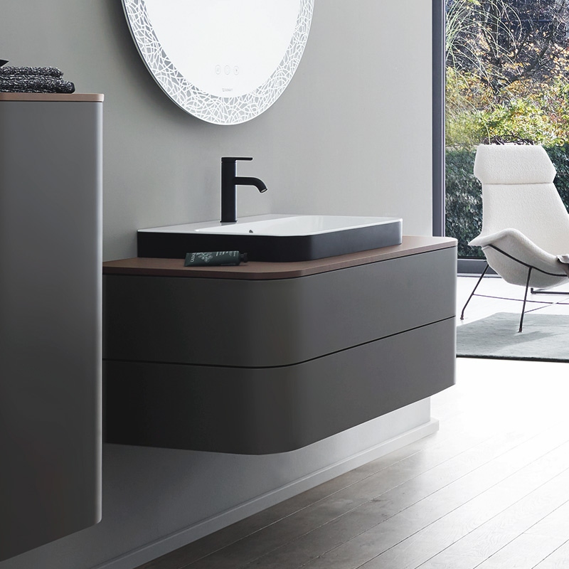 Immagine di Duravit HAPPY D.2 PLUS composizione bagno: mobile sottolavabo e colonna bassa sospesi, colore grigio grafite opaco e noce spazzolato + specchio con illuminazione, finitura organic + lavabo 60 cm, colore antracite opaco + miscelatore monocomando C.1 L, colore nero HP496108080-HP1260R8080