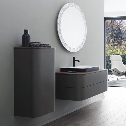 Immagine di Duravit HAPPY D.2 PLUS composizione bagno: mobile sottolavabo e colonna bassa sospesi, colore grigio grafite opaco e noce spazzolato + specchio con illuminazione, finitura organic + lavabo 60 cm, colore antracite opaco + miscelatore monocomando C.1 L, colore nero HP496108080-HP1260R8080