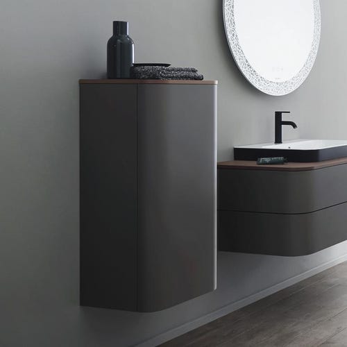 Immagine di Duravit HAPPY D.2 PLUS composizione bagno: mobile sottolavabo e colonna bassa sospesi, colore grigio grafite opaco e noce spazzolato + specchio con illuminazione, finitura organic + lavabo 60 cm, colore antracite opaco + miscelatore monocomando C.1 L, colore nero HP496108080-HP1260R8080