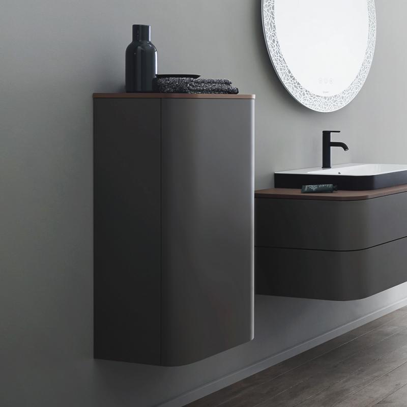Immagine di Duravit HAPPY D.2 PLUS composizione bagno: mobile sottolavabo e colonna bassa sospesi, colore grigio grafite opaco e noce spazzolato + specchio con illuminazione, finitura organic + lavabo 60 cm, colore antracite opaco + miscelatore monocomando C.1 L, colore nero HP496108080-HP1260R8080