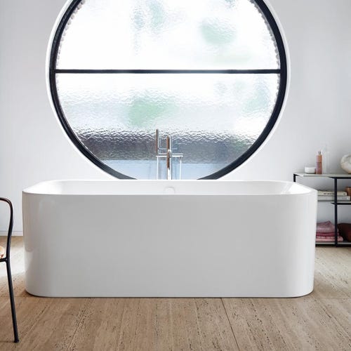 Immagine di Duravit HAPPY D.2 PLUS vasca centro stanza, con due schienali inclinati, con pannello in acrilico integrato e piedi, colore bianco 700453000000000