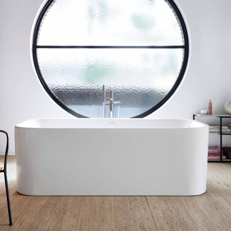 Immagine di Duravit HAPPY D.2 PLUS vasca centro stanza, con due schienali inclinati, con pannello in acrilico integrato e piedi, colore bianco 700453000000000