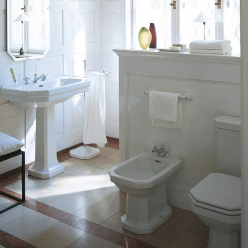 Immagine di Duravit 1930 composizione bagno: vaso monoblocco e bidet a pavimento, colore bianco + sedile del vaso con chiusura rallentata, colore bianco + cassetta di sciacquo + lavabo 60 cm con colonna + miscelatori Flaminia Evergreen, finitura cromo 0227090000-0267100000