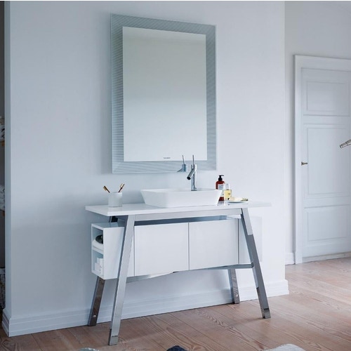 Immagine di Duravit CAPE COD composizione bagno: mobile sottolavabo a pavimento, colore bianco lucido + specchio con illuminazione + bacinella 46 cm, colore bianco + miscelatore Axor Starck, finitura cromo CC953308585-2340460000