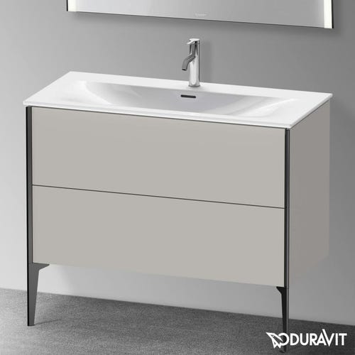 Immagine di Duravit XVIU base sottolavabo a pavimento 101 cm, profilo nero opaco, colore grigio cemento finitura opaco XV43030B207