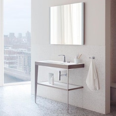 Immagine di Duravit XVIU composizione bagno sostegno metallico, champagne opaco con lavabo due fori, colore bianco + specchio con profilo champagne opaco + sifone, finitura cromo + gancio doppio portasciugamani, finitura cromo + rubinetto D.1, finitura cromo XV4715EB185-XV70420B1B1