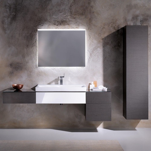 Immagine di Geberit XENO² set con mobile sottolavabo sospeso, colore bianco finitura lucido + mobili contenitori laterali e colonna sospesi, finitura rovere grigio texturizzato + lavabo monoforo, colore bianco + specchio con illuminazione 500.505.01.1-500.530.01.1