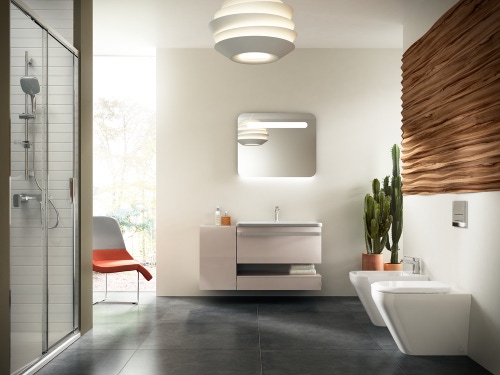 Immagine di Ideal Standard TONIC II vaso a pavimento filo parete AquaBlade®, completo di sedile slim a chiusura rallentata, colore bianco K317301