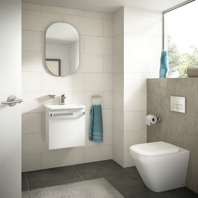 Immagine di Ideal Standard TONIC II vaso a pavimento filo parete AquaBlade®, completo di sedile slim a chiusura rallentata, colore bianco K317301