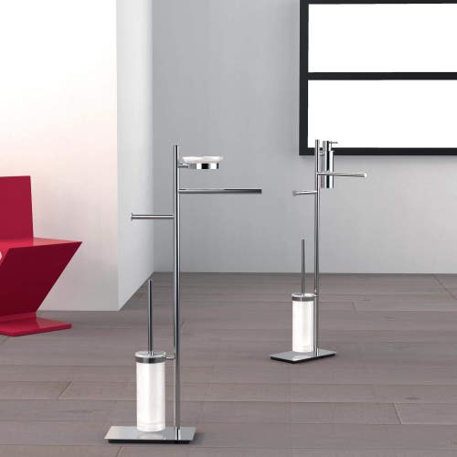 Immagine di Colombo Design SQUARE piantana con porta salvietta, porta sapone, porta rotolo e porta scopino sospeso in vetro acidato, finitura cromo  B99030CR