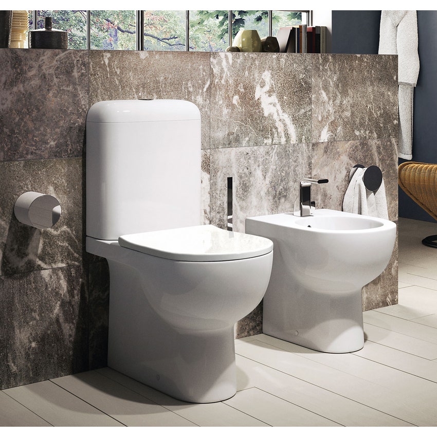 Immagine di Flaminia QUICK set sanitari monoblocco, vaso con scarico S/P, cassetta di scarico e batteria di scarico doppio flusso, coprivaso avvolgente con discesa rallentata, bidet monoforo con troppopieno, colore bianco finitura lucido QK116+QK217+QK39+QKCW07