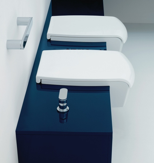 Immagine di Flaminia UNA set sanitari semincasso, vaso con scarico S/P, coprivaso e copribidet avvolgenti, bidet con troppopieno, colore bianco finitura lucido UNA/WC+UNA/B+UNACW02+UNACB04