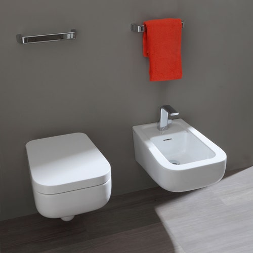 Immagine di Flaminia COMO set sanitari sospesi, vaso con sistema goclean® e coprivaso avvolgente con discesa rallentata, bidet monoforo con troppopieno, colore bianco finitura lucido CM118+CM218+CMCW03