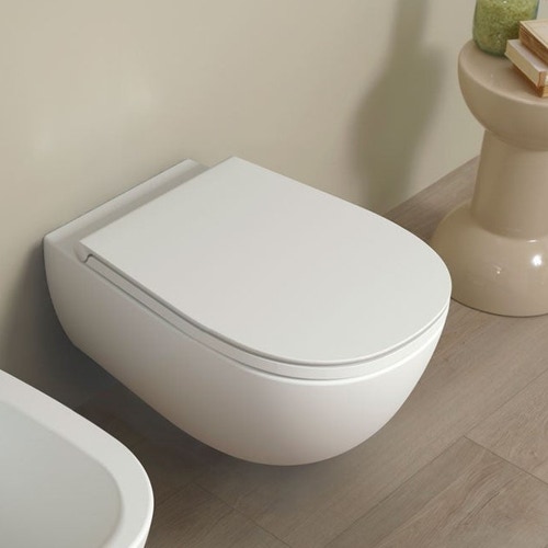 Immagine di Flaminia IO 2.0 set sanitari sospesi, vaso con sistema goclean® e coprivaso slim con discesa rallentata, bidet monoforo con troppopieno, colore bianco latte finitura opaco IO118GLAT+IO218LAT+IOCW07LAT
