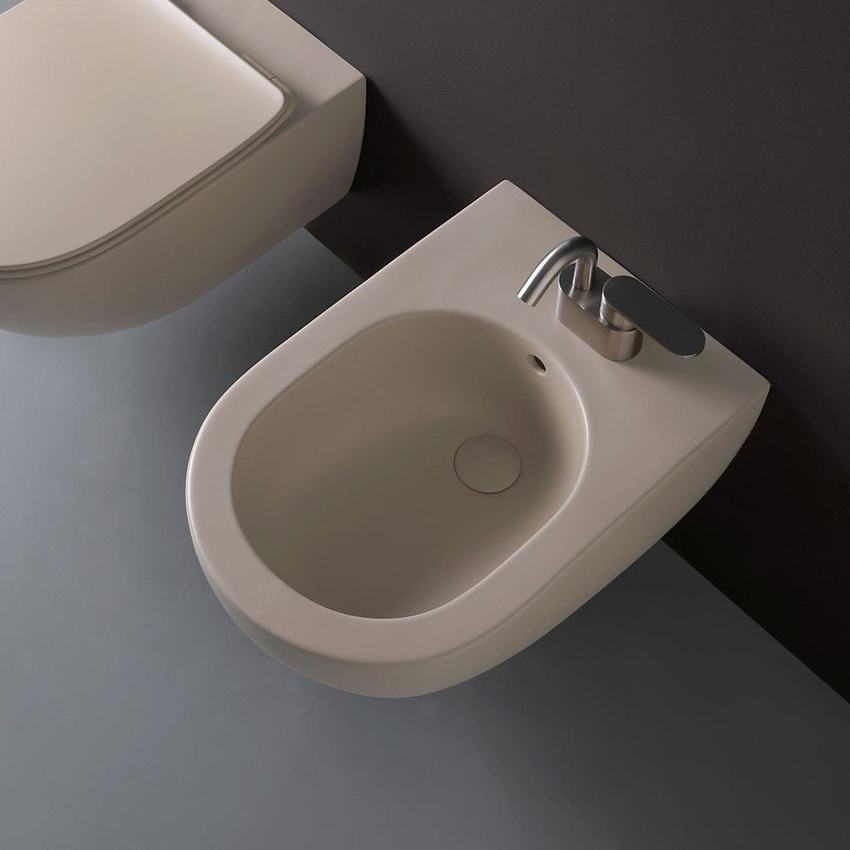 Immagine di Flaminia MINIAPP set sanitari sospesi, vaso con sistema goclean® e coprivaso slim con discesa rallentata, bidet monoforo con troppopieno, colore argilla finitura opaco AP119GARG+AP219ARG+QKCW09ARG