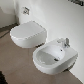 Immagine di Flaminia MINIAPP set sanitari sospesi, vaso con sistema goclean® e coprivaso slim con discesa rallentata, bidet monoforo con troppopieno, colore bianco finitura lucido AP119G+AP219+QKCW09