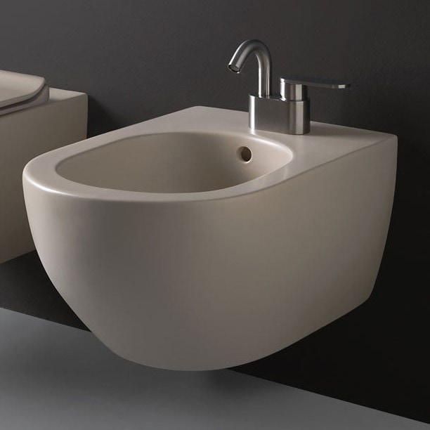 Immagine di Flaminia APP set sanitari sospesi, vaso con sistema goclean® e coprivaso slim con discesa rallentata, bidet monoforo con troppopieno, colore argilla finitura opaco AP118GARG+AP218ARG+QKCW09ARG