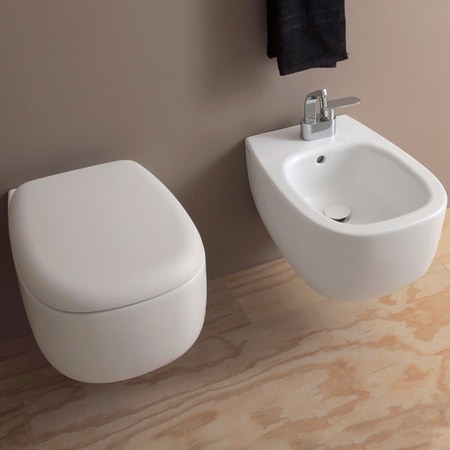 Immagine di Flaminia BONOLA set sanitari sospesi, vaso con sistema goclean® e coprivaso avvolgente con discesa rallentata, bidet monoforo con troppopieno, colore bianco latte finitura opaco BN118GLAT+BN218LAT+BNCW03LAT