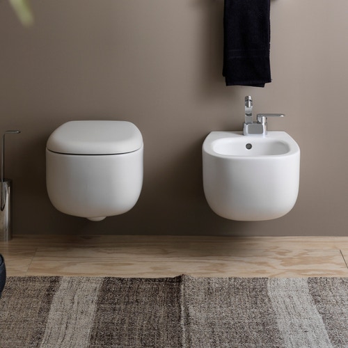 Immagine di Flaminia BONOLA set sanitari sospesi, vaso con sistema goclean® e coprivaso avvolgente con discesa rallentata, bidet monoforo con troppopieno, colore bianco latte finitura opaco BN118GLAT+BN218LAT+BNCW03LAT