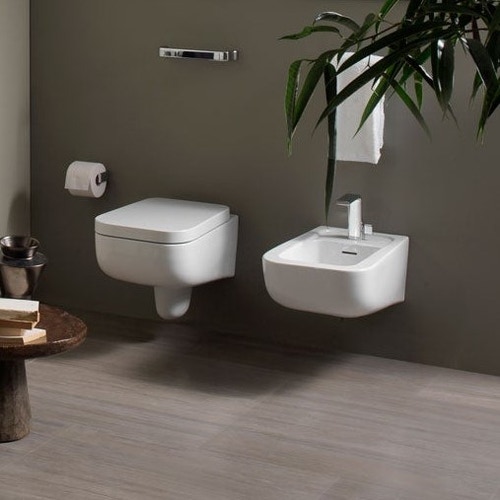 Immagine di Flaminia COMO set sanitari sospesi, vaso con sistema goclean® e coprivaso avvolgente con discesa rallentata, bidet monoforo con troppopieno, colore bianco finitura lucido CM118+CM218+CMCW03