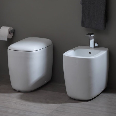Immagine di Flaminia MONÒ set sanitari back to wall, vaso con scarico S/P con sistema gosilent® e coprivaso avvolgente con discesa rallentata, bidet monoforo con troppopieno, colore bianco finitura lucido MN117S+MN217+MNCW03